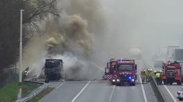 Vrachtwagen met kaas brandt uit op A67: snelweg dicht