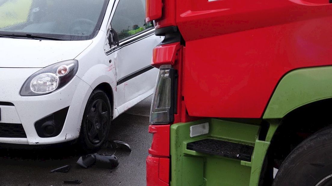 Botsing tussen auto en vrachtwagen in Hardenberg