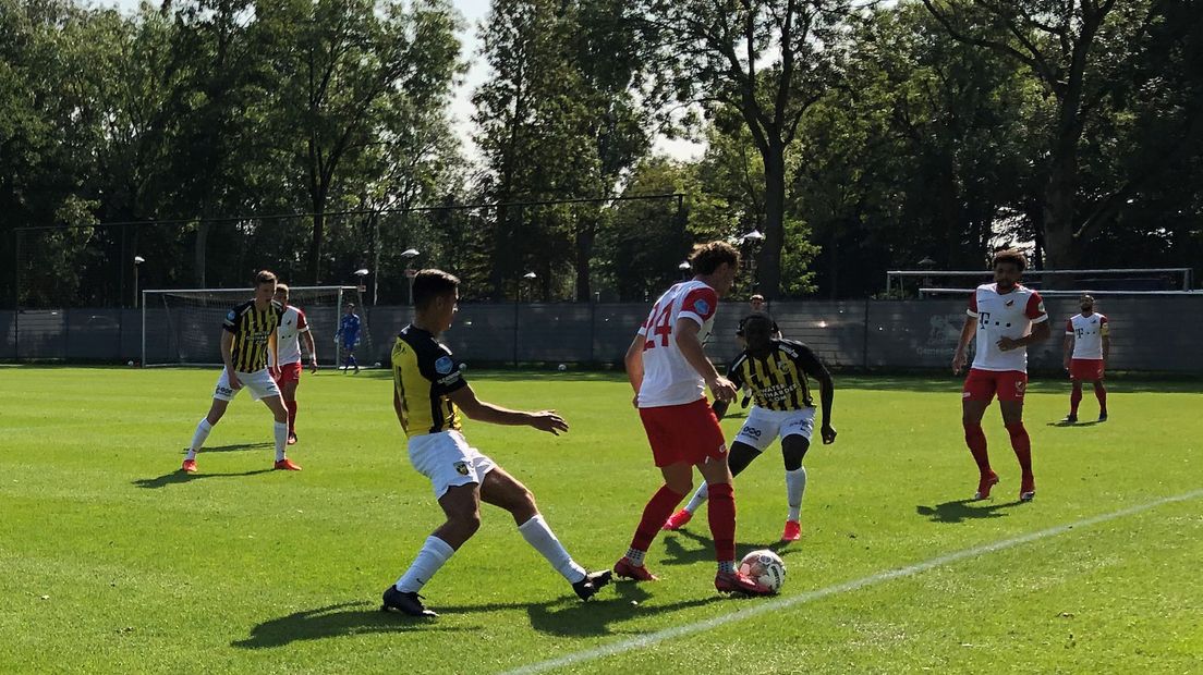 Ody Velanas (24) duelleert tegen Vitesse