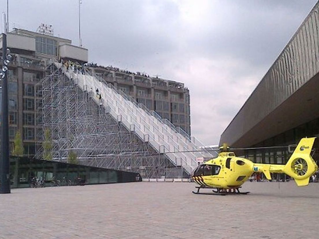 De traumahelikopter bij de wederopbouwtrap (foto politie)