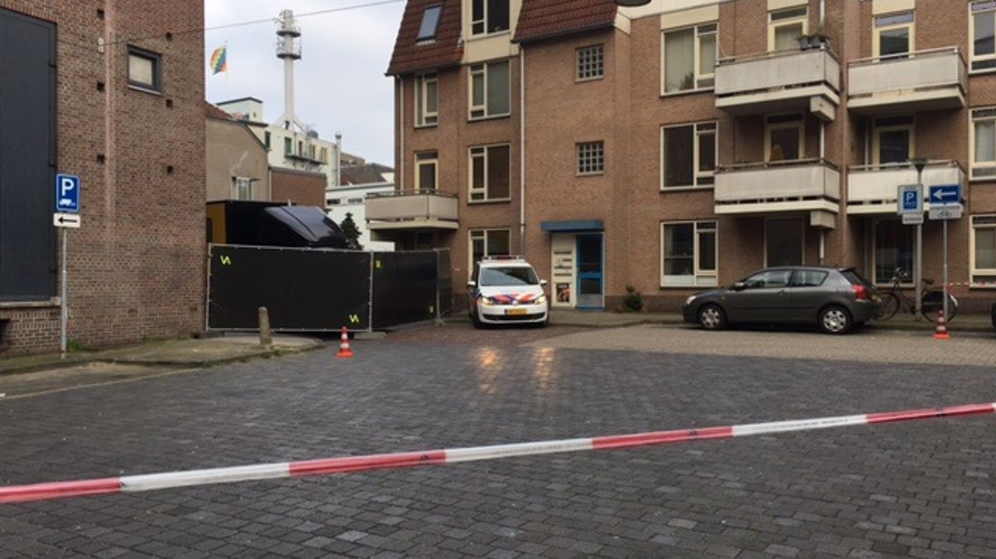 De politie zoekt een man op een scooter die donderdagavond rond 19.30 uur vanaf de Patersstraat over de Jansbuitensingel in Arnhem reed, dit in verband met de man en de vrouw die dood zijn gevonden die in hotel Rembrandt.