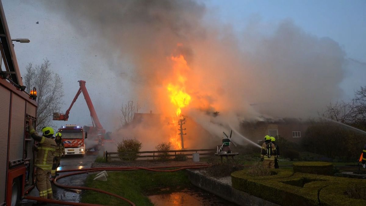 Felle brand verwoest woonboerderij in Brandwijk. (ZHZ actueel / Rijnmond)