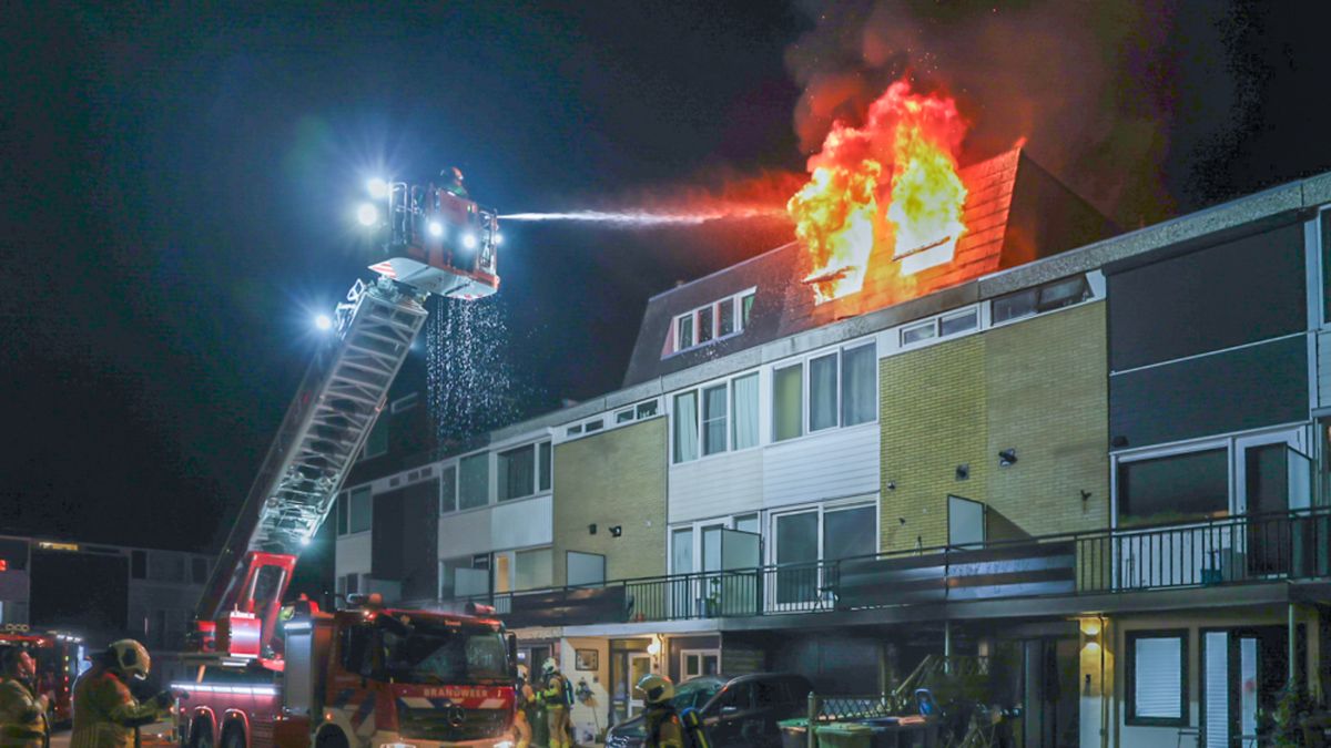 Vlammen slaan uit dak van woning Soest, huis bijna volledig uitgebrand