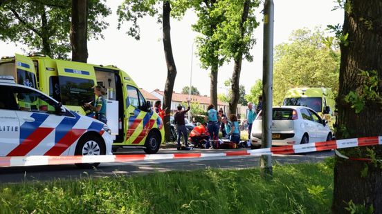 Fietser hard ten val • ongeluk met trolleybus. Fietser hard ten val • ongeluk met trolleybus.