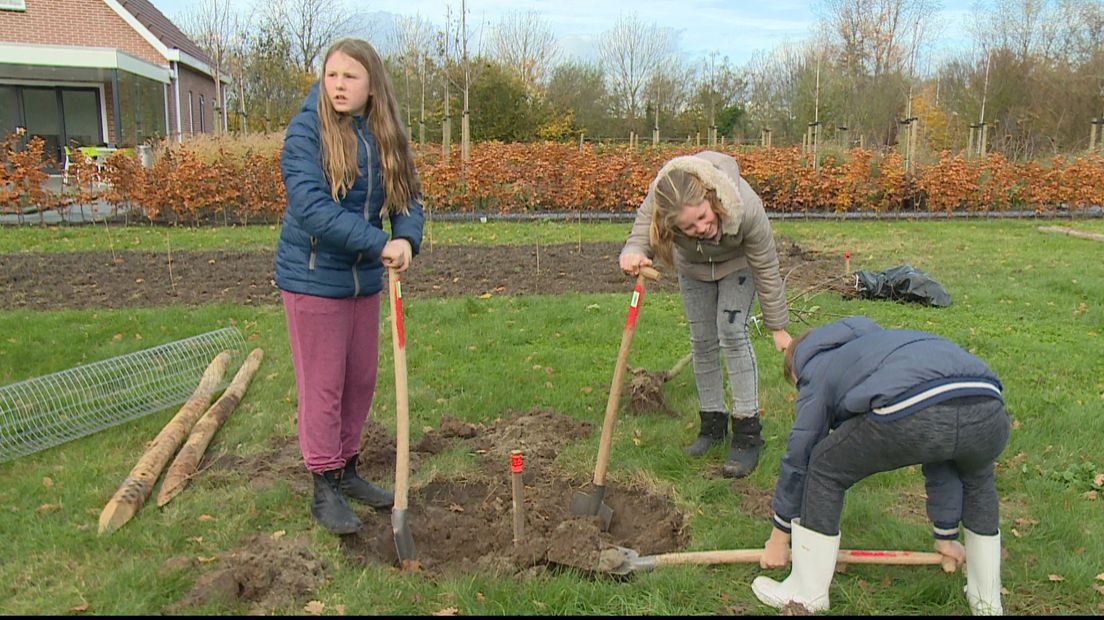 De basisschoolleerlingen hielpen enthousiast mee