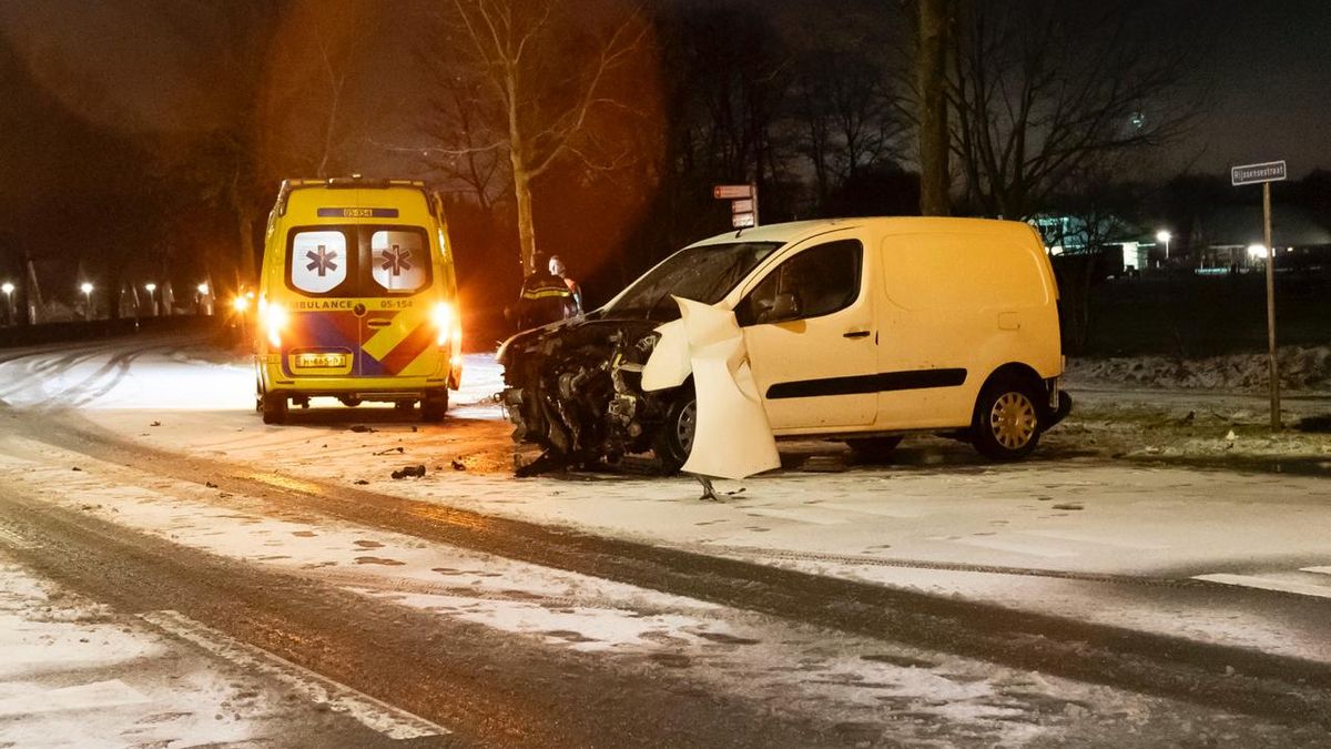 112 Nieuws: Ambulance botst met auto in Enschede
