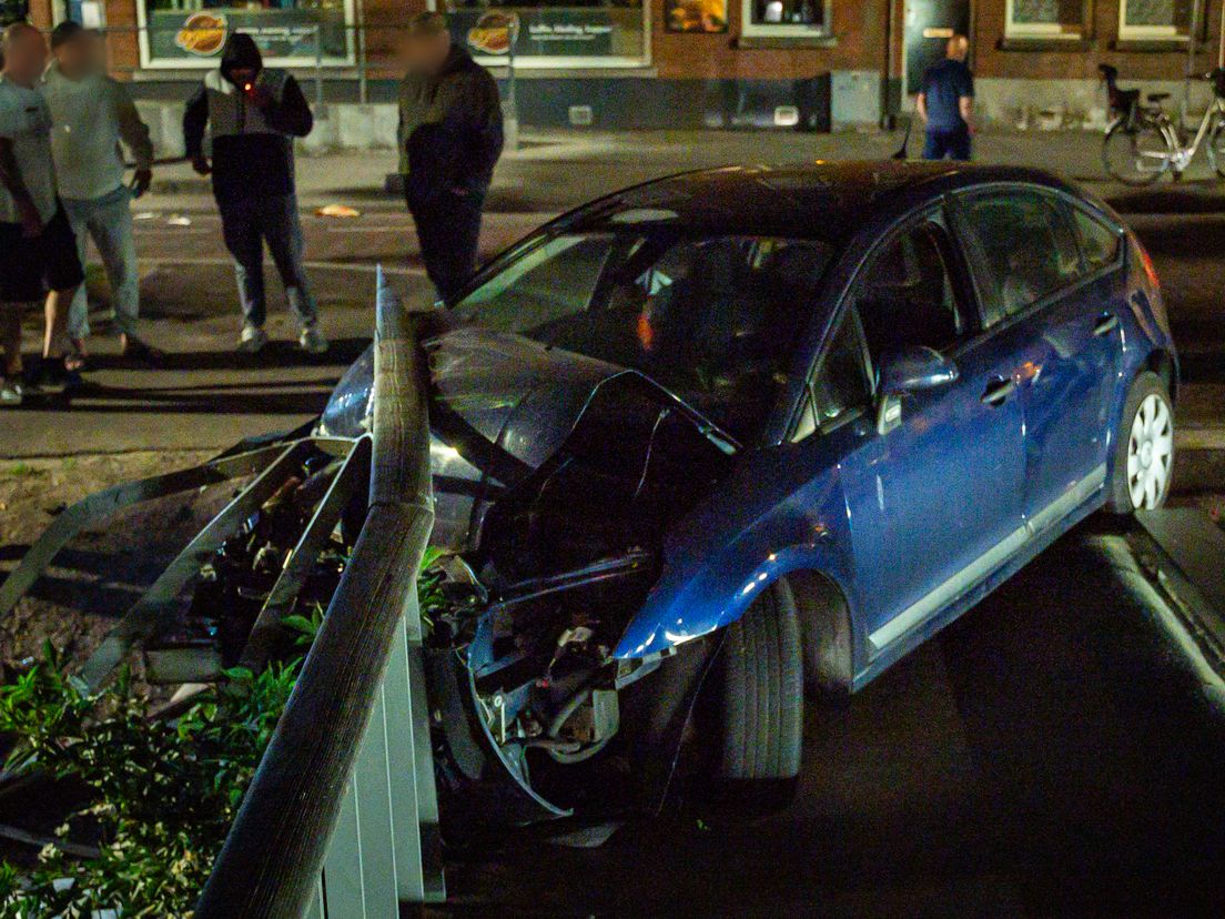 Bestuurder laat auto in puin achter na crash