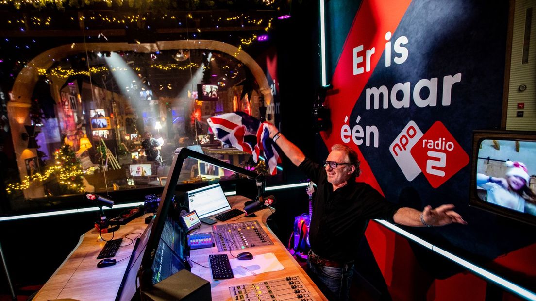 Radio 2 dj Jeroen van Inkel tijdens de start van de Top 2000