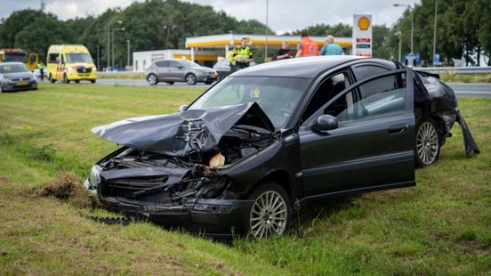 Drie autos botsen • aanrijding op A18. Drie autos botsen • aanrijding op A18.