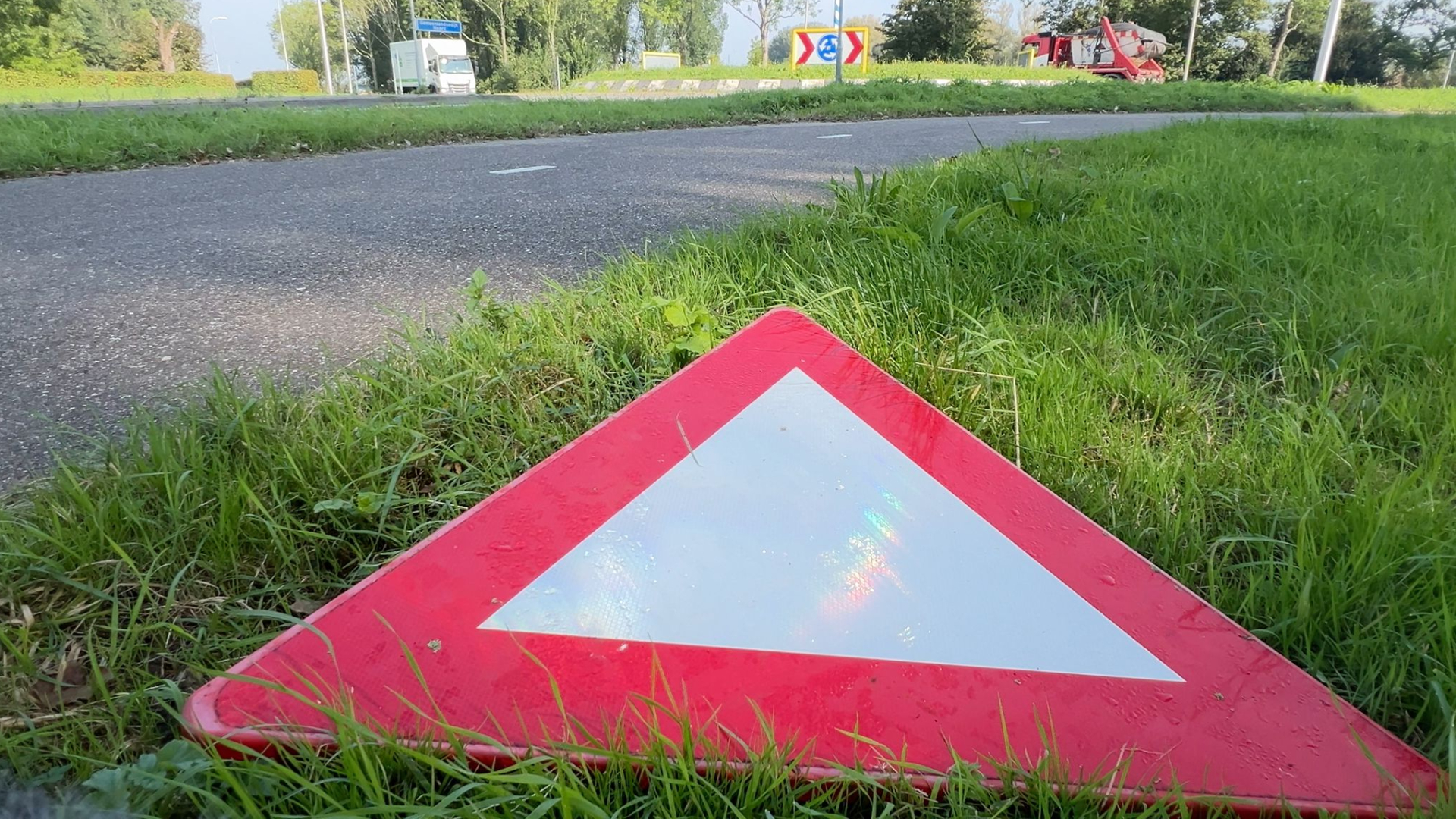 De borden zijn van de palen gehaald en in de sloot gegooid.