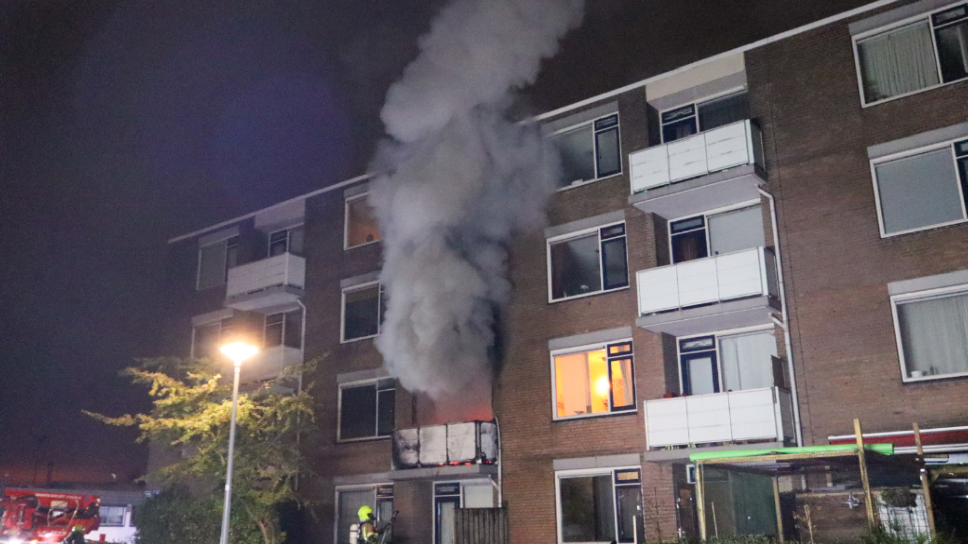 Vlammen sloegen uit het pand en er kwamen dikke rookwolken vrij.