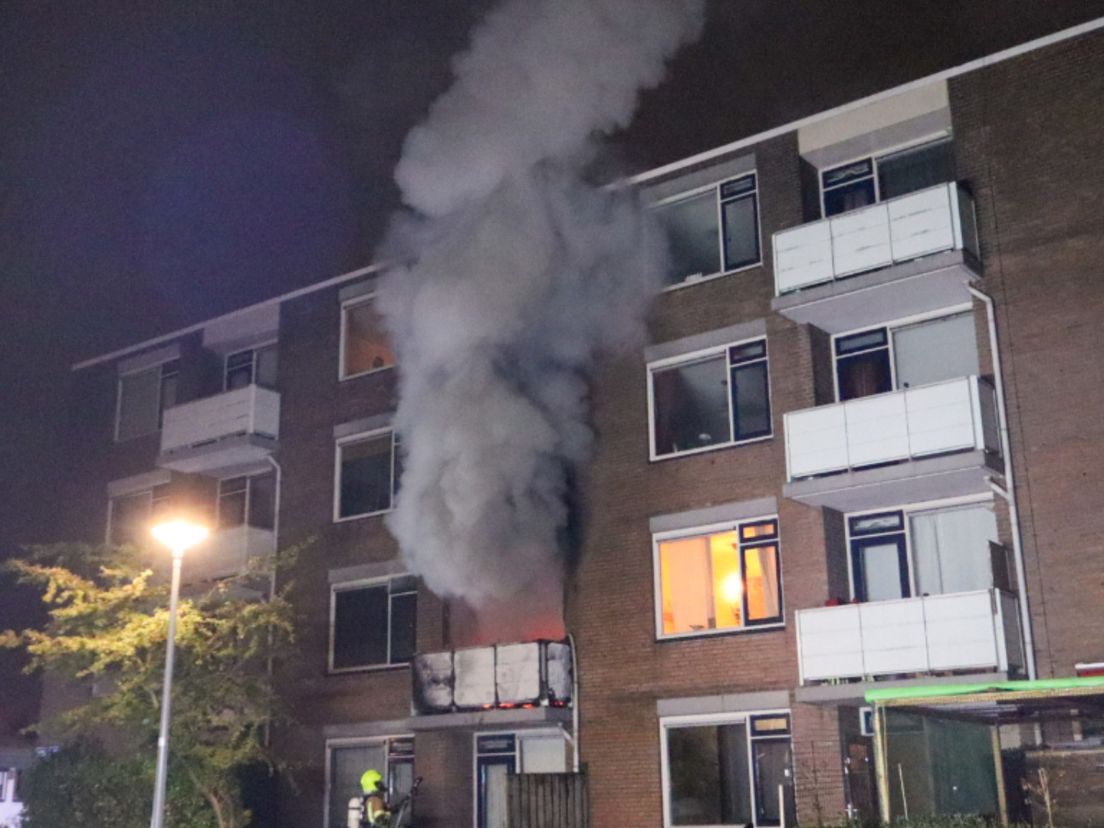Vlammen sloegen uit het pand en er kwamen dikke rookwolken vrij.