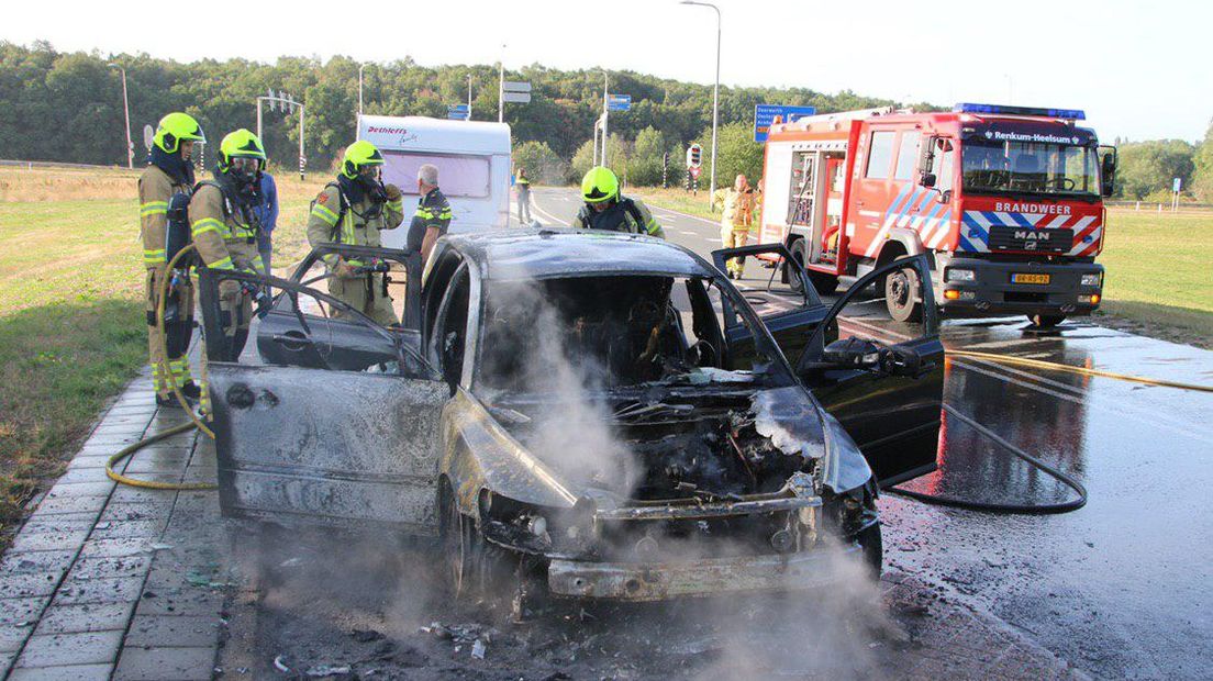 De auto werd door de brand verwoest.