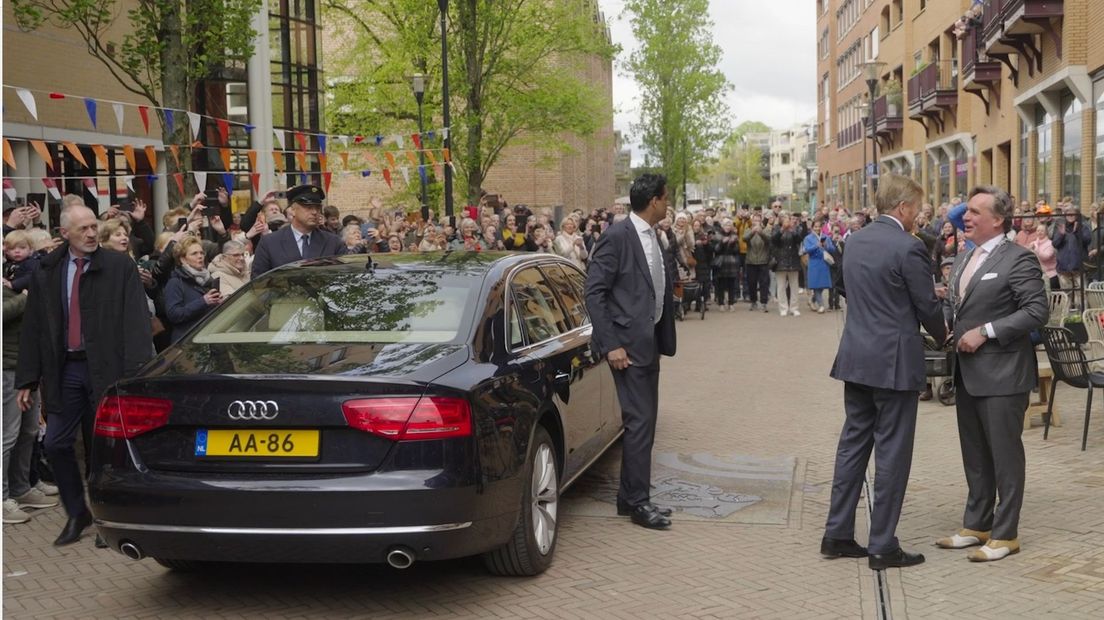 "Het lijkt wel Koningsdag", gapte Koning Willem-Alexander bij aankomst in Nijverdal