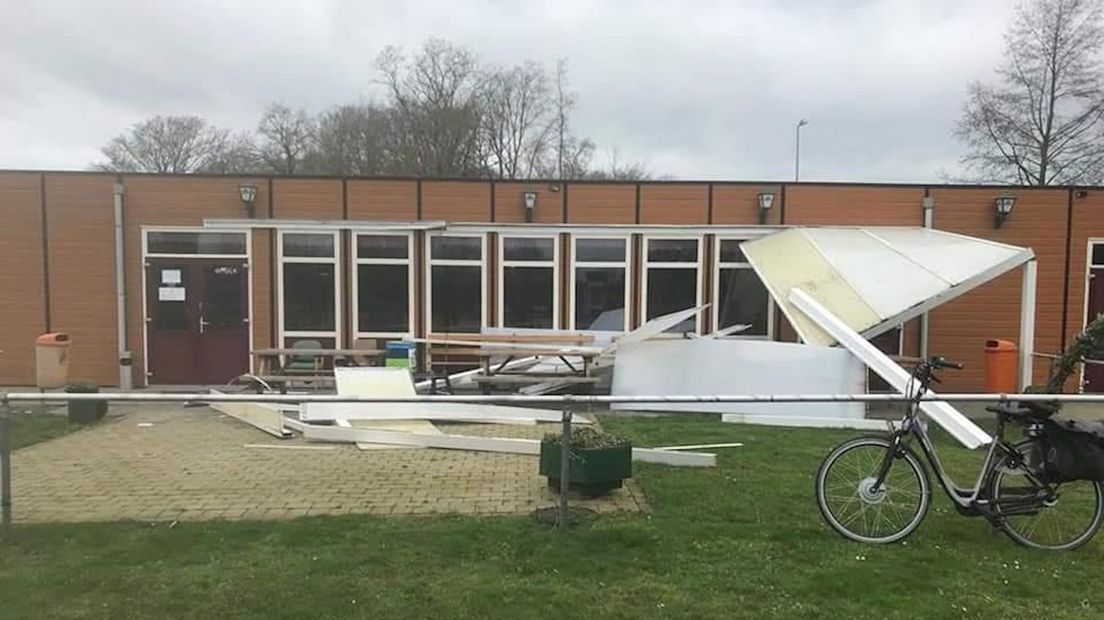 De luifel bij voetbalvereniging IJsselstreek in Deventer begaf het door de wind