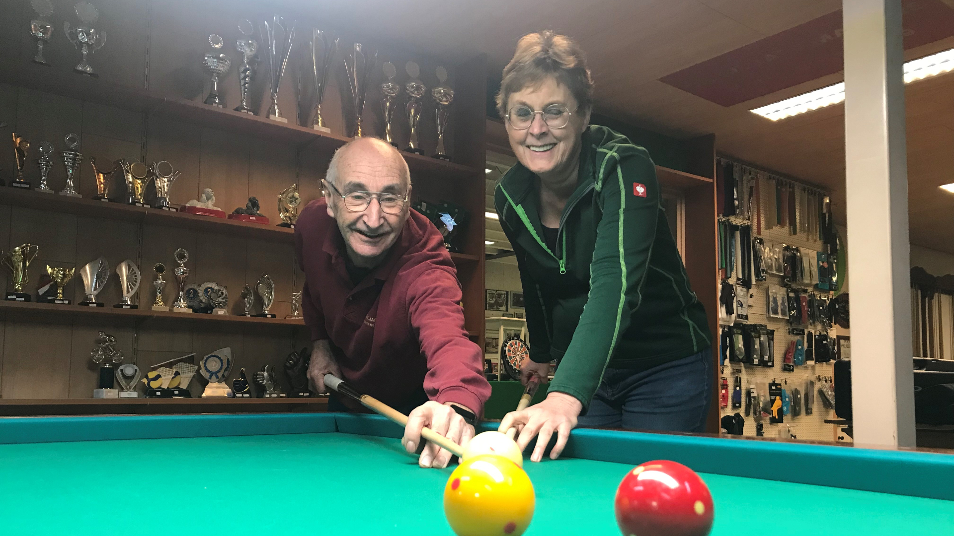 Met het pensioen van Cees (70) sluit de laatste biljartmakerij van de provincie