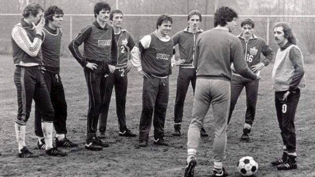 Jan van Staa (geheel rechts) voetbalde twee jaar samen met Willem van Hanegem (tweede van links).