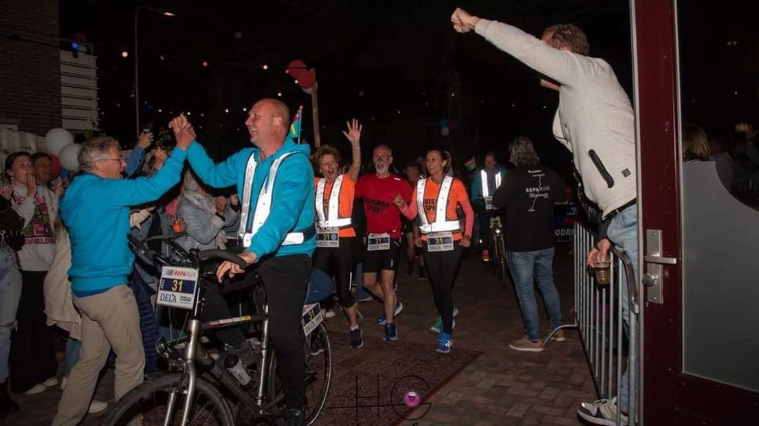 De lopers worden verwelkomd in Angeren