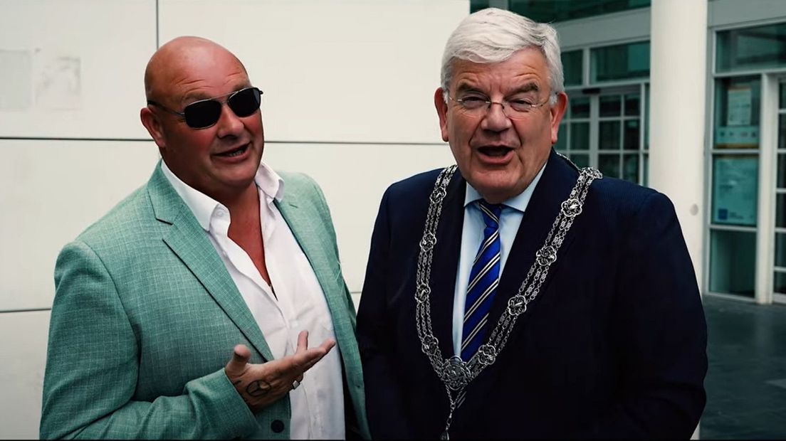 Burgemeester Jan van Zanen kreeg een rol in de videoclip