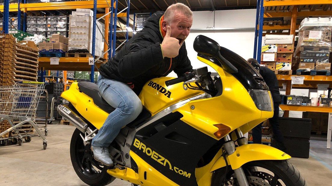 Henk de Haan op de motor die hij verlootte, maar weer aan de Voedselbank is teruggeschonken.