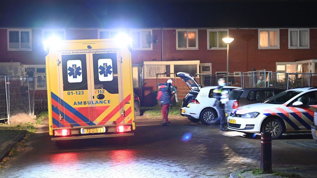 Hulpdiensten ter plekke aan de Goeman Borgesiusstraat, waar de gewonde automobilist na te zijn gestoken naartoe zou zijn gegaan.