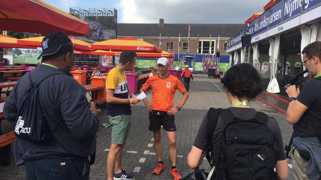 De eerste deelnemers hebben de Vierdaagse er helemaal op zitten. Rolstoeler Ronald van Dort (37) uit Ridderkerk kwam rond 08.45 uur als allereerste over de streep op de Wedren in Nijmegen. Even later bereikte Paul Jansen (46) uit Rosmalen als eerste loper de finish.