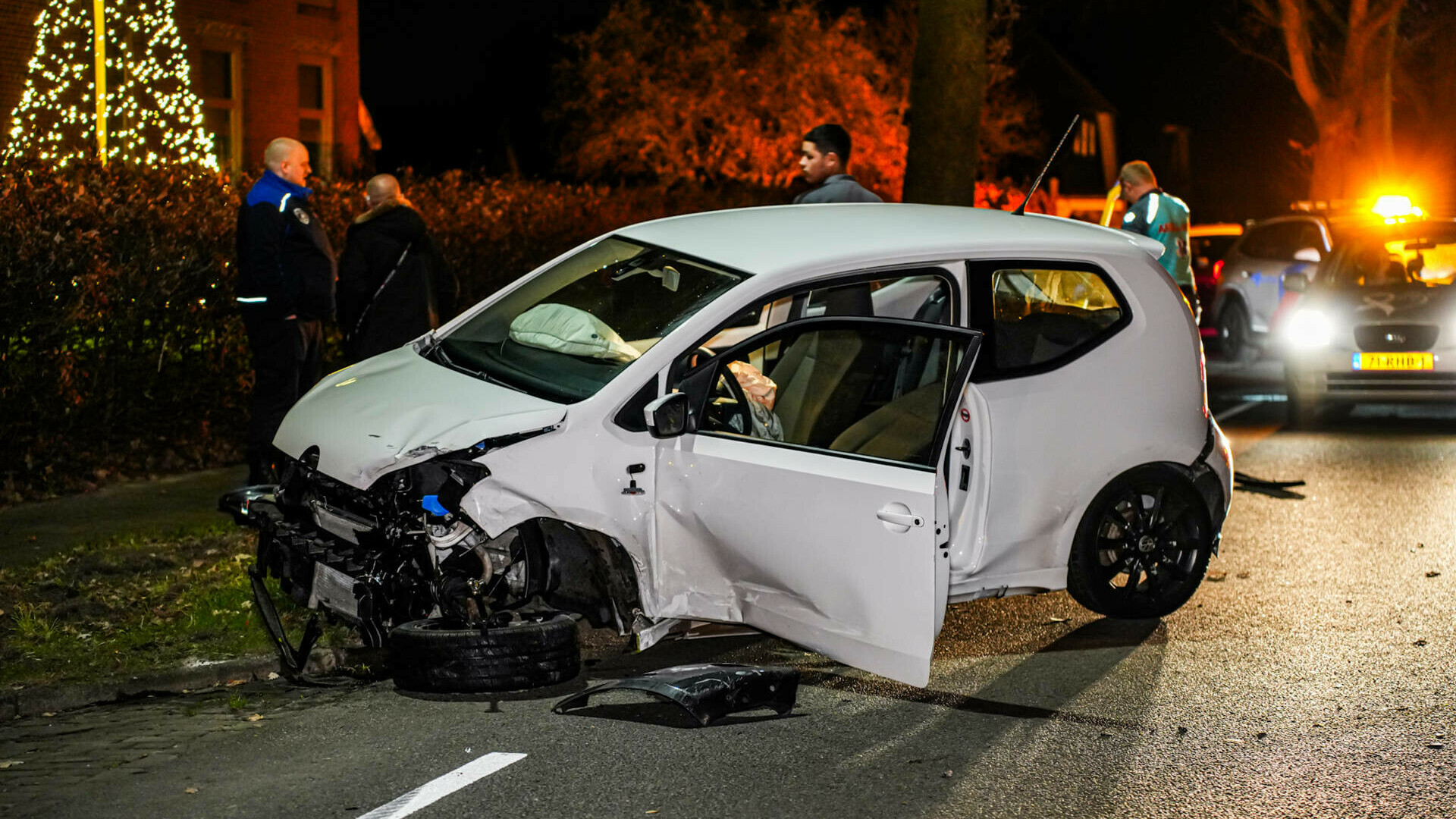 Automobilist verliest macht over stuur en botst tegen lantaarnpaal
