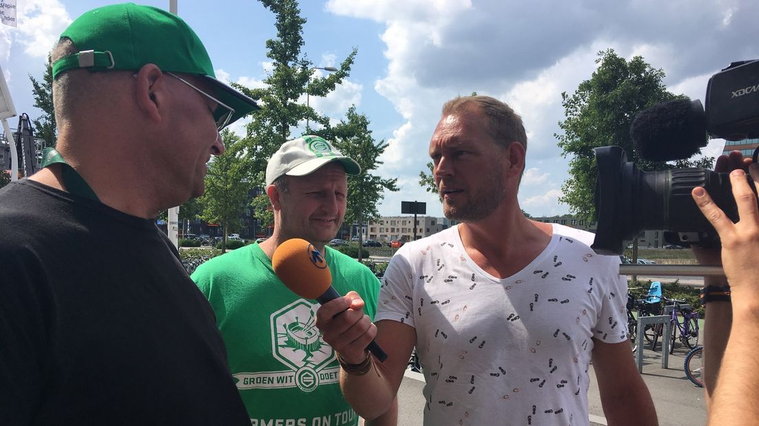 Marcel Nieuwenweg interviewt twee FC Groningen-supporters tijdens de open dag.