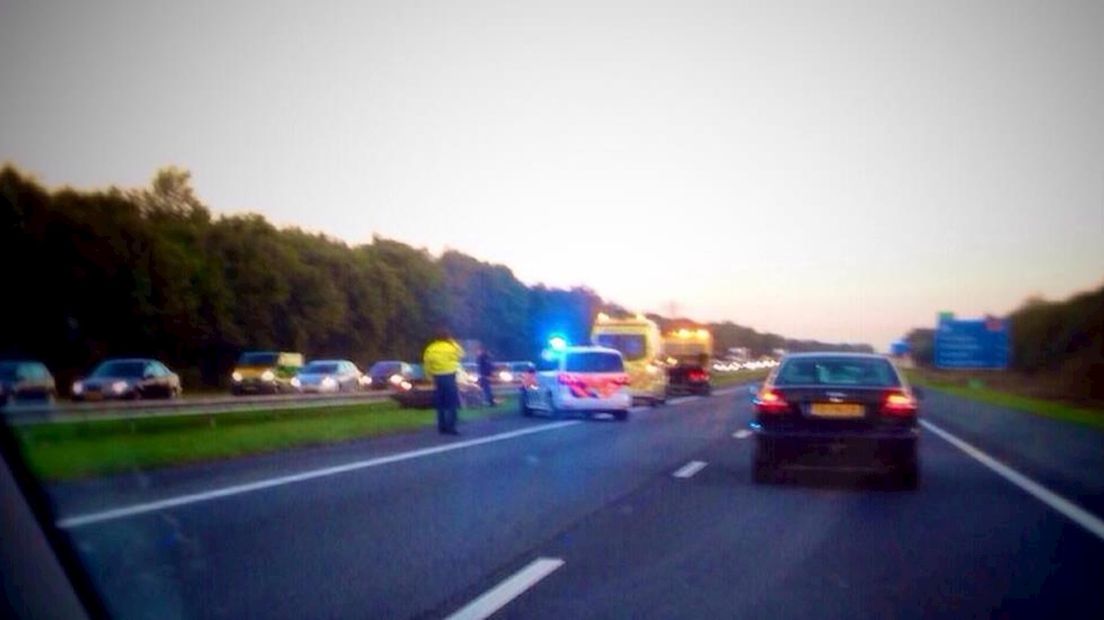 Auto in de berm, rijstrook dicht