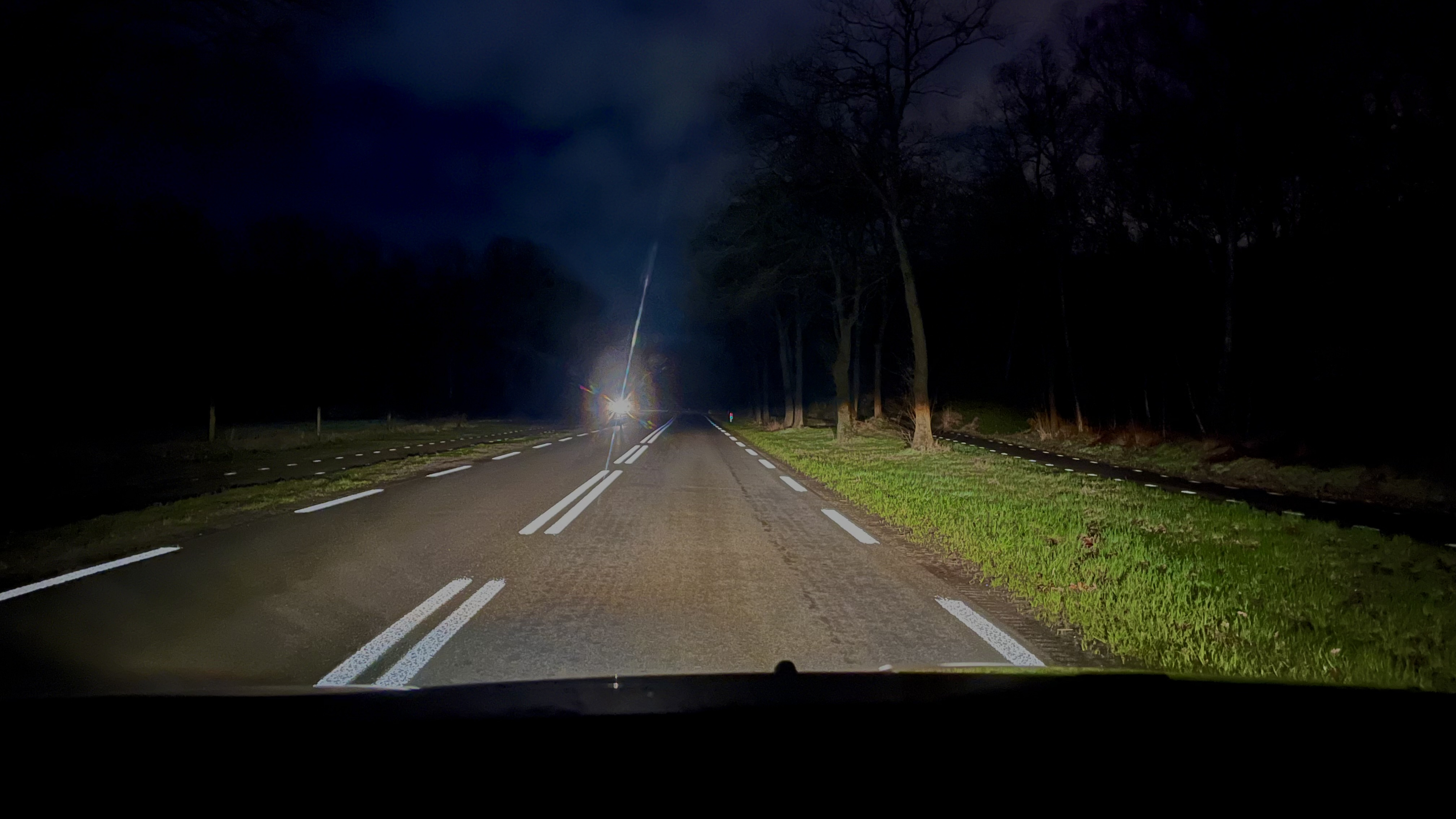 De Schoterlandseweg mei grut ljocht oan