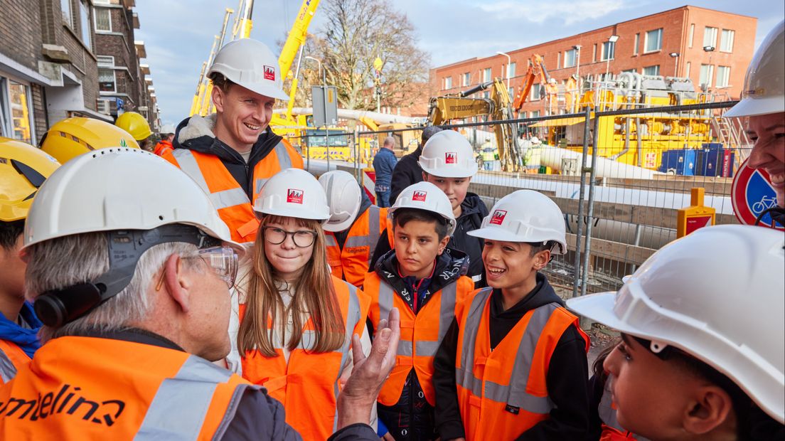 Leerlingen van groep 8 van basisschool Onze Wereld in Transvaal nemen een kijkje op de bouwplaats