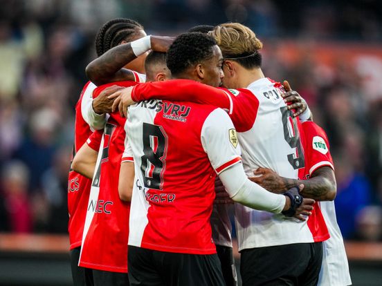 Feyenoord laat niets heel van PEC Zwolle en wint met grote cijfers