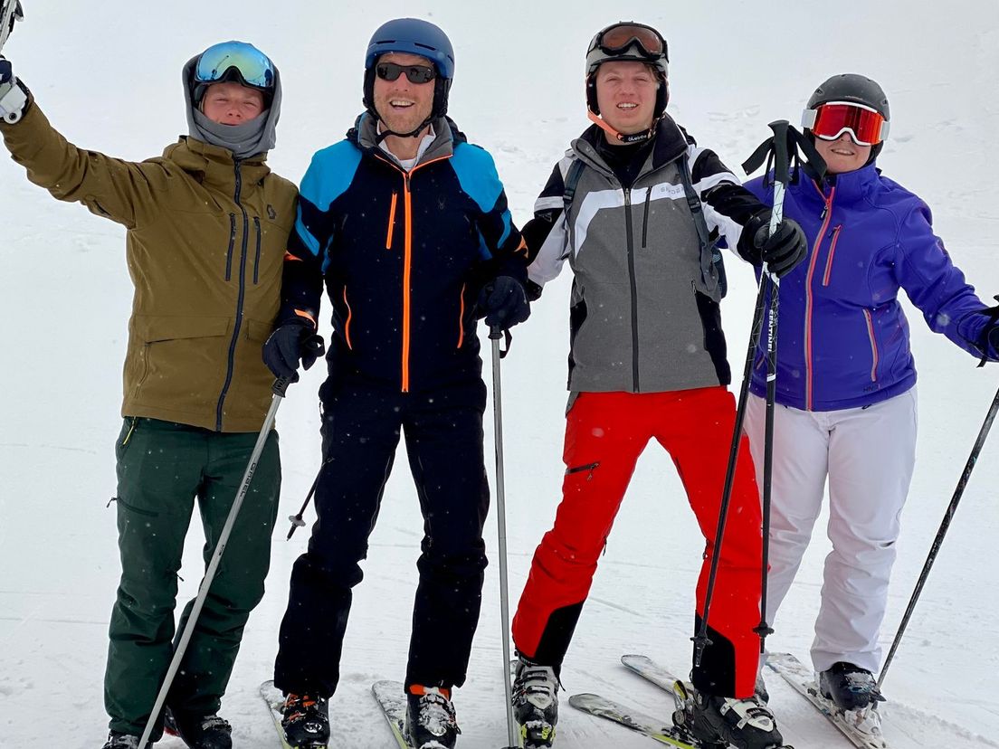 Mats (eerste van links) aan het skiën met zijn ouders en broer