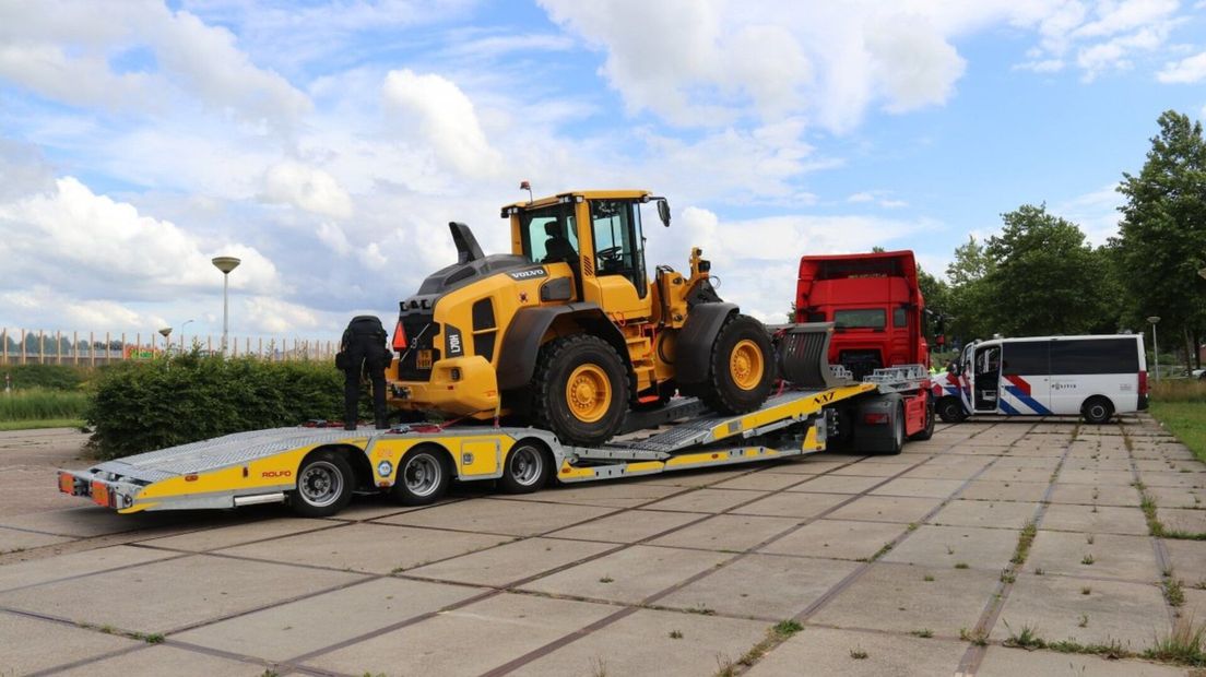 Er is ook een shovel van de politie aanwezig