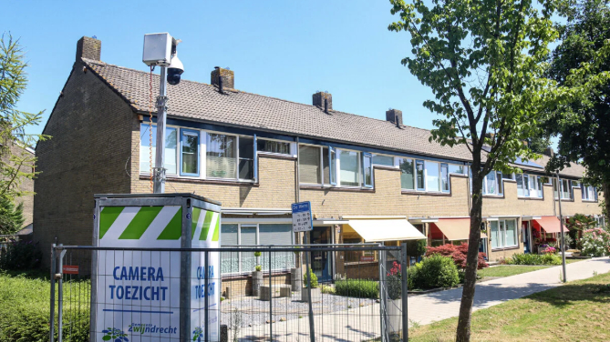 Op de hoek van de straat is een camera geplaatst.