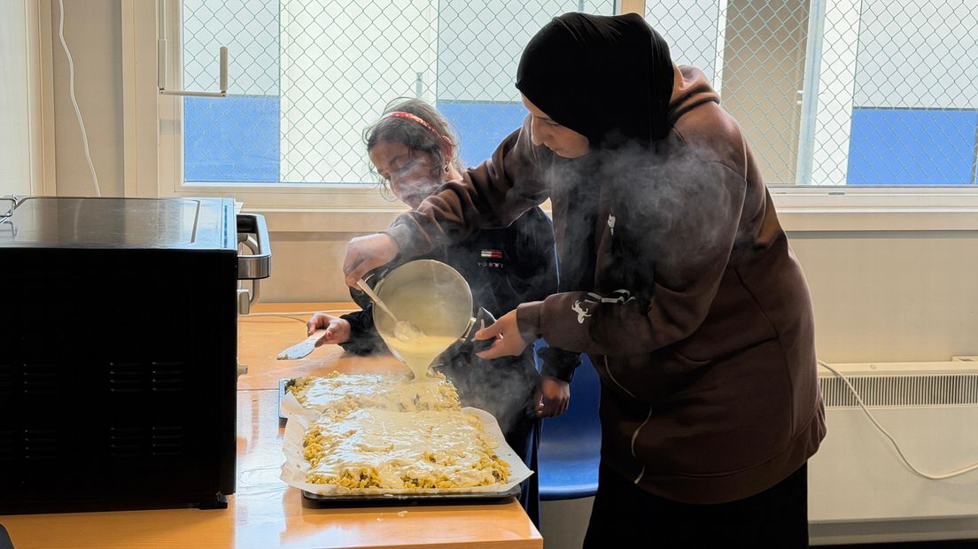 Bewoners maken eten voor de bezoekers van de open dag