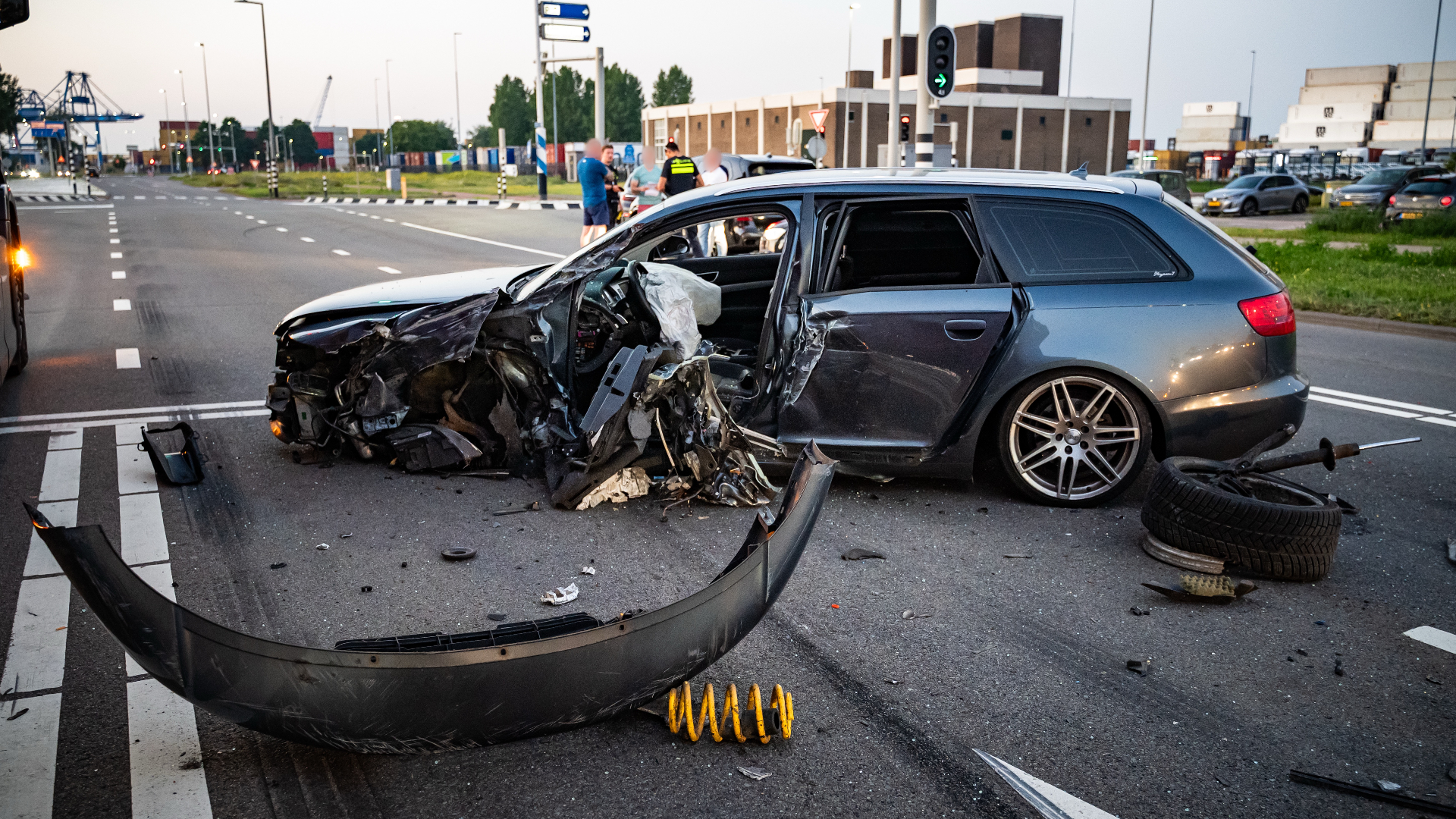 Vooral één auto raakte flink beschadigd.
