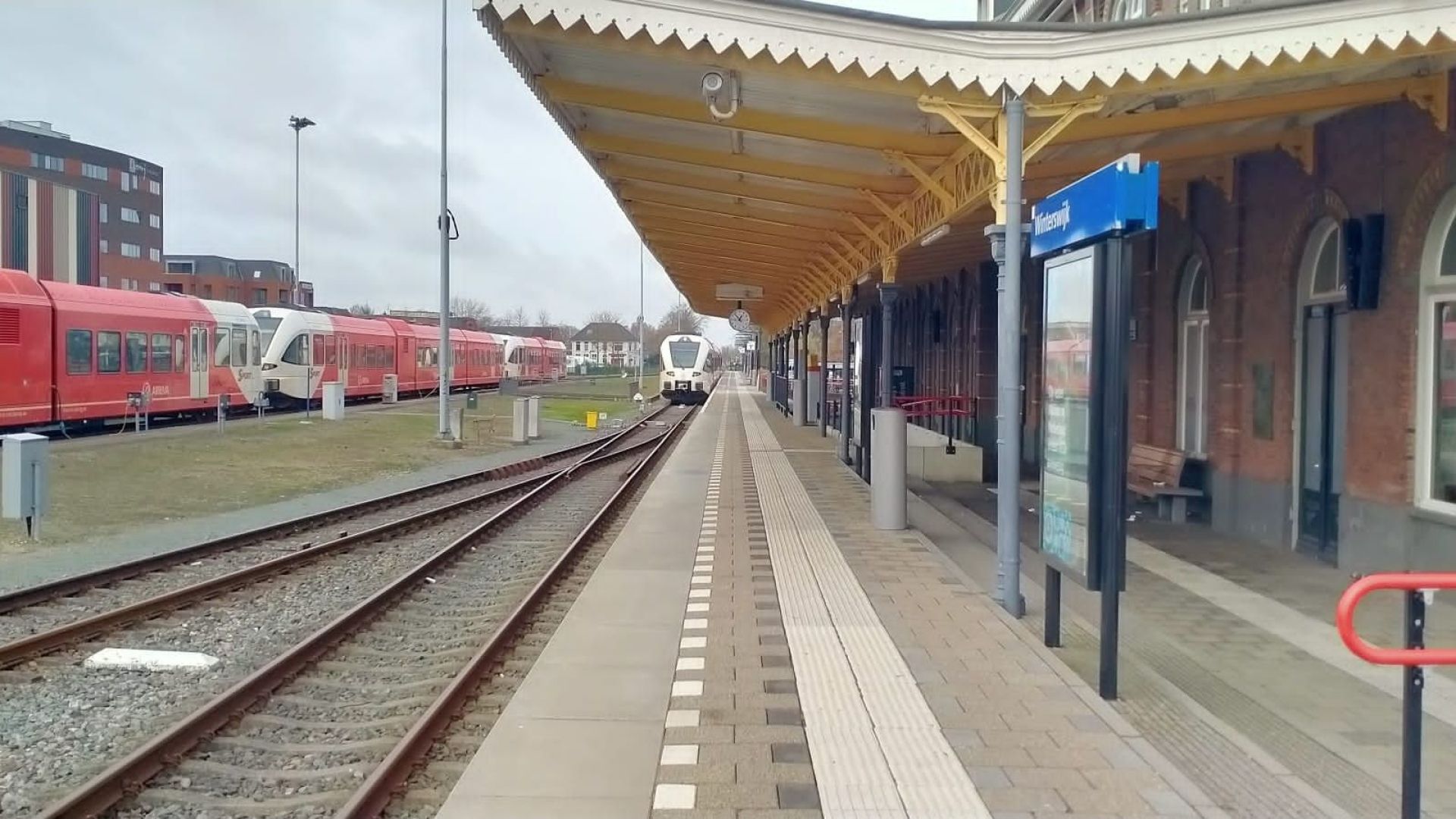 Lege treinen op een leeg station in Winterswijk.