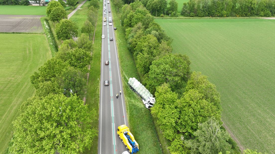De weg is na het ongeluk afgesloten