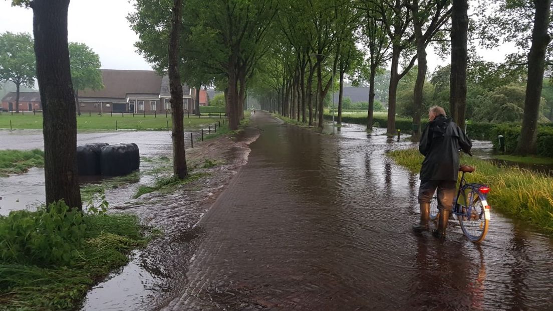 Wateroverlast in Bronneger (Rechten: Van Oost Media)
