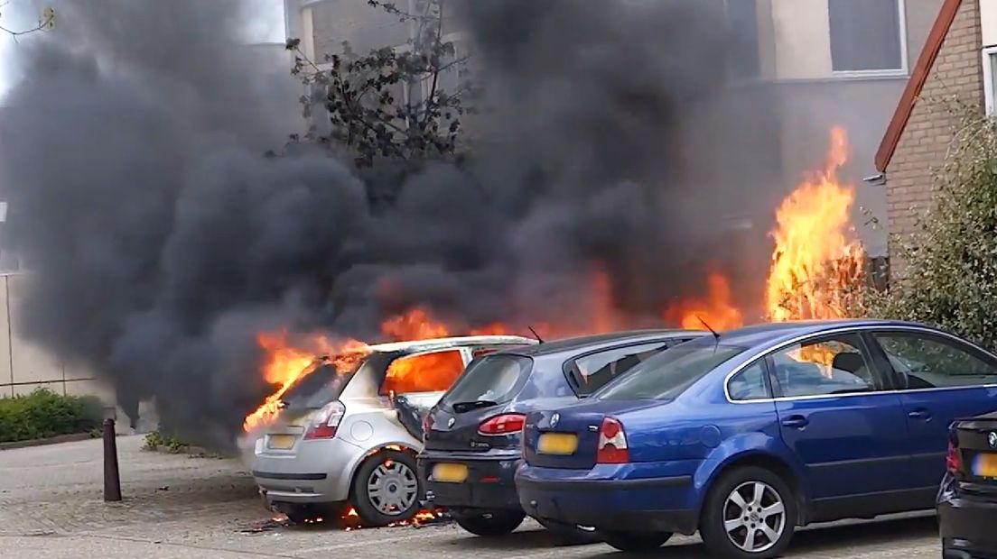 Auto's en schutting in vlammen op bij autobrand in Vlissingen