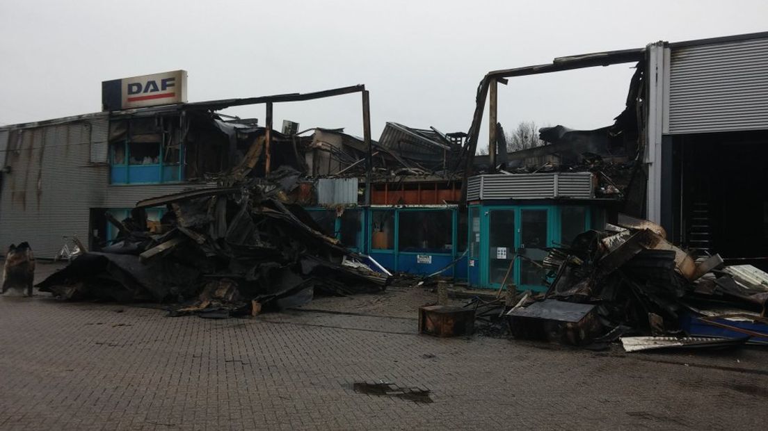 Bij de grote uitslaande brand in Lochem vrijdagavond, waarbij kringloopwinkel 2switch voor een deel verwoest werd, zijn ook andere aangrenzende bedrijfspanden door de brand getroffen. Een drama voor het bedrijf TTGN, dat per 4 januari zou starten in Lochem.