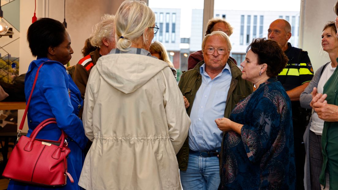 Burgemeester Sharon Dijksma in gesprek met omwonenden.