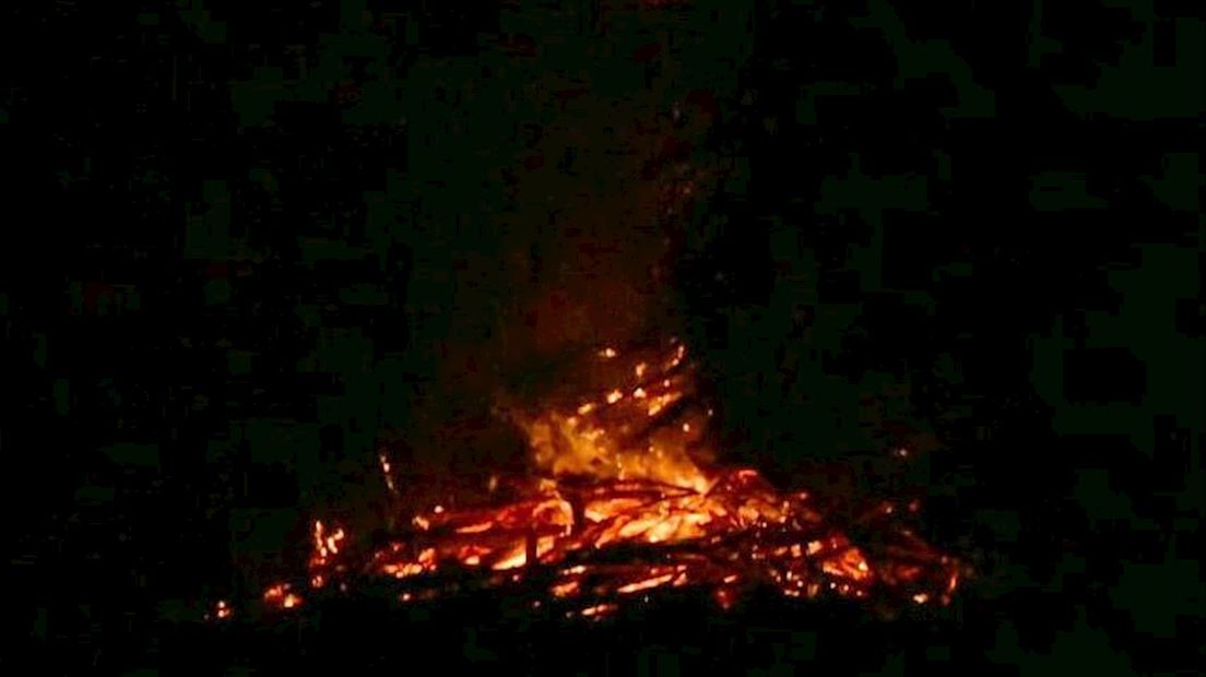 Paasvuur in buitengebied van Enschede gaat in vlammen op