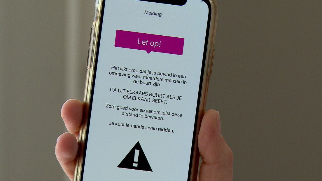 De app geeft aan als je te dicht bij andere mensen in de buurt bent