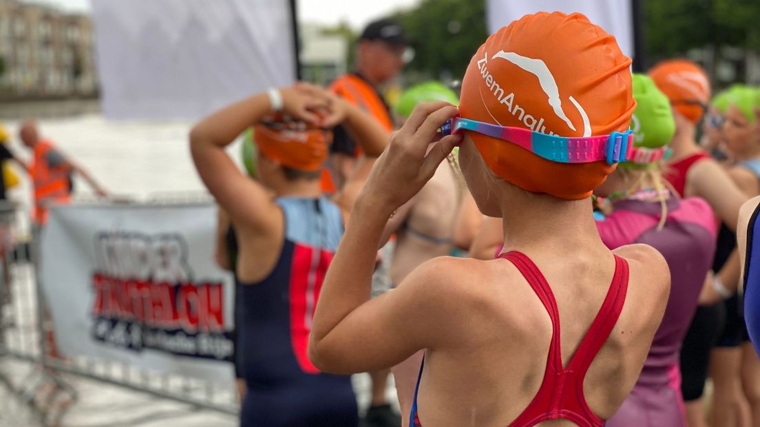 Net als een volwassen editie bestaat de Kindertriatlon uit zwemmen, fietsen en hardlopen. De jongsten fietsen 4 kilometer en rennen 1 kilometer.