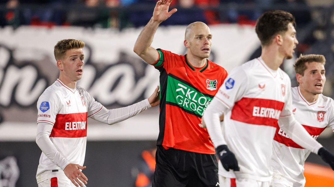 Bram Nuytinck in actie tegen FC Twente.
