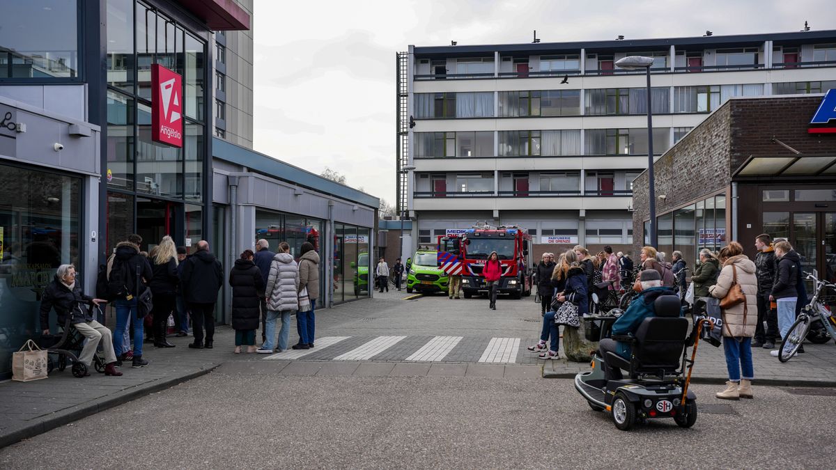 Winkelcentrum Emmen ontruimd, tientallen mensen wachten buiten