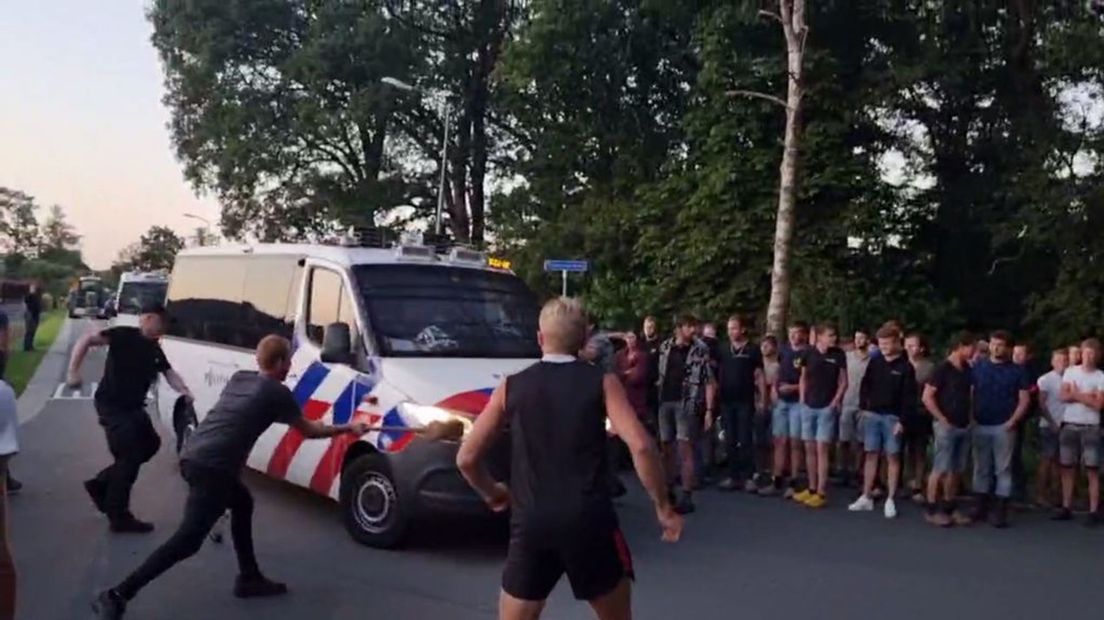 Politiebussen aangevallen in de buurt van Kootwijkerbroek.