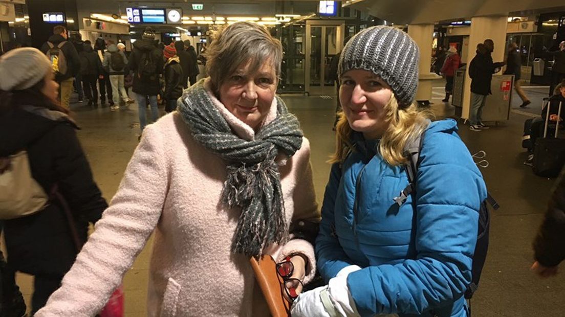 Groningers Aletta en moeder Ineke op Amsterdam Centraal, nadat ze waren gestrand op Schiphol